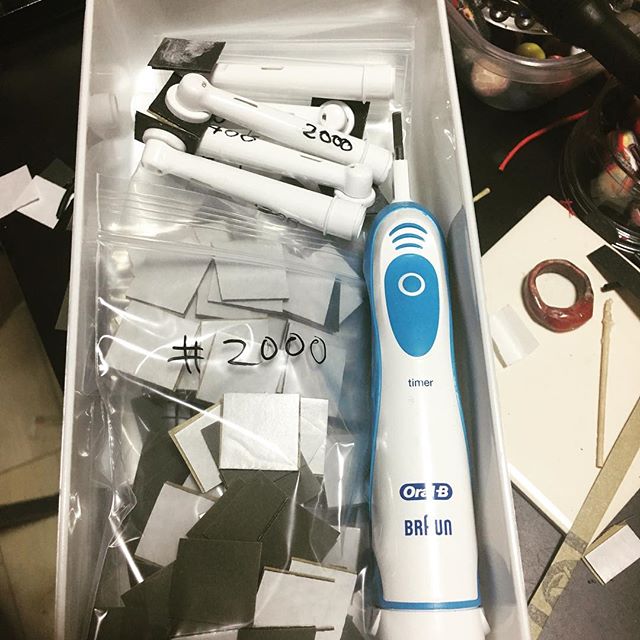 電動歯ブラシを改造してサンディングマシン作りました(*'ω'*)ちょっと磨いて見たけどなかなかいい感じです〜 #ポリマークレイ #サンディング #電動歯ブラシ魔改造 #工作 #ハンドメイド (Instagram)